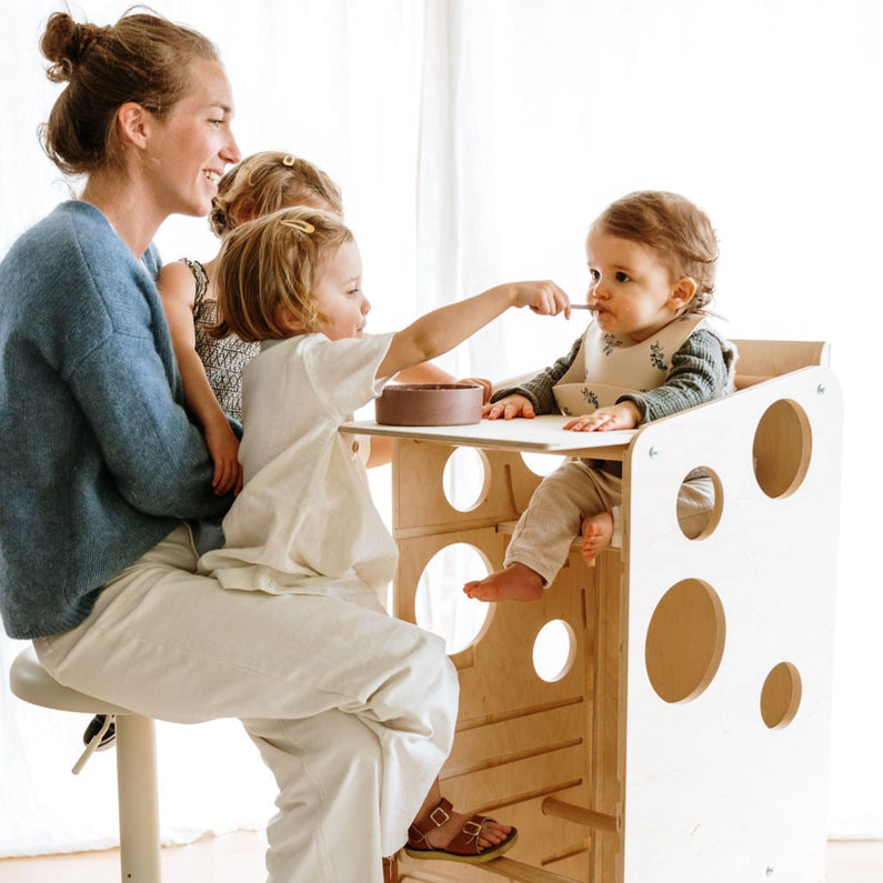 La Tour d'Observation Montessori Multi-Usages avec son Toboggan Ardoise