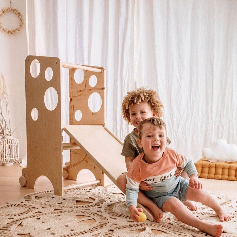 Der Mehrzweck-Montessori-Aussichtsturm mit Schieferrutsche – Familie Monti