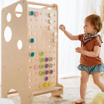 Stecktafel mit farbigen Spielfiguren – Familie Monti